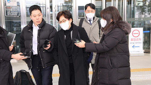 조현옥 전 청와대 인사수석이 2일 중소기업진흥공단 이사장 임명 경위에 관한 검찰 조사를 마치고 전주지검 청사를 나오고 있다.(사진=연합뉴스)