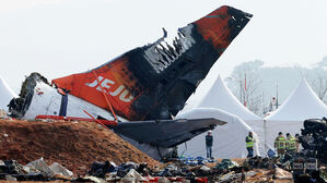제주항공 여객기 참사 17일째인 1월 14일 오전 전남 무안국제공항 사고 현장에서 수습 당국 관계자들이 수색 작업을 하는 모습.