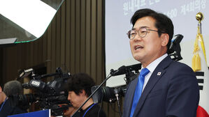 더불어민주당 박찬대 당 대표 직무대행 겸 원내대표가 13일 서울 여의도 국회에서 열린 원내대표 선출 의원총회에서 인사말 하고 있다.