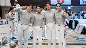왼쪽부터 전하영, 김정미, 최세빈, 서지연(사진=대한펜싱협회 제공, 연합뉴스)