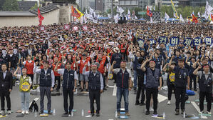 21일 서울 광화문에서 한국노총과 민주노총 소속 공공기관 노조가 공동 참가한 총력 투쟁 결의대회 참석자들이 '기재부 권력해체' 등을 요구하는 구호를 외치고 있다.(사진=연합뉴스)