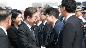 이재명 대통령과 국민의힘 김용태 비상대책위원장이 6일 서울 동작구 국립서울현충원에서 열린 70회 현충일 추념식에 참석해 인사하고 있다. (사진=대통령실통신사진기자단, 연합뉴스)