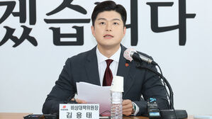 국민의힘 김용태 비상대책위원장이 21일 제주시 연삼로 국민의힘 제주도당사에 마련된 간담회 자리에서 모두 발언하고 있다.