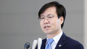 한미 관세 협상을 위해 미국으로 떠나는 산업통상자원부 여한구 통상교섭본부장이 22일 인천국제공항 제2터미널 출국장에서 출국전 취재진 질문에 답하고 있다.