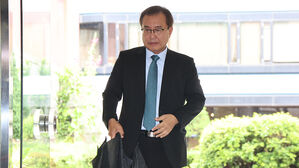 순직 해병 수사 방해 의혹 사건을 수사하는 이명현 특별검사가 20일 서울 서초구 사무실로 출근하고 있다.