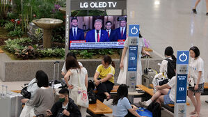 22일 인천국제공항 제1여객터미널 입국장 내 TV에 미국 트럼프 대통령의 이란 핵시설 공습 관련 대국민 연설이 방송되고 있다.