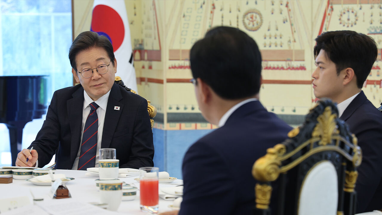 이 대통령 '통합 오색 국수' 오찬 마련…야 'A4용지 3장' 작심 발언