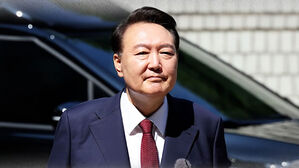 '내란 특검팀' 첫 공판 참석…윤 전 대통령, 침묵 속 법정행