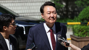 내란혐의 8차 공판 출석하는 윤석열 전 대통령(사진=사진공동취재단, 연합뉴스)