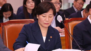 장관 인선에서 유임된 송미령 농림축산식품부 장관이 23일 국회에서 열린 농림축산식품해양수산위원회 전체회의에 참석해 있다.(사진=연합뉴스)