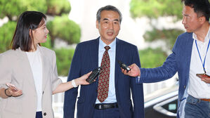 윤석열 전 대통령 부인 김건희 여사 관련 의혹을 수사하는 민중기 특별검사가 23일 서울 서초구 서초동에 마련된 임시 사무실로 출근하며 취재진 질문에 답하고 있다.(사진=연합뉴스)