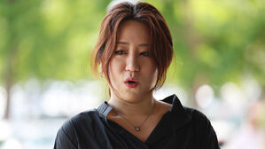 '고발 사주' 의혹 제보자인 조성은 씨가 고발인 조사를 위해 23일 경기도 과천 고위공직자범죄수사처(공수처)로 들어서며 취재진 질문에 답하고 있다.(사진=연합뉴스)