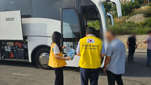 이스라엘에서 정부 지원 버스 탑승을 안내하는 정부(사진=외교부 제공, 연합뉴스)