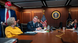 핵시설 폭격 때 트럼프, 'MAGA 모자'에 굳은 표정