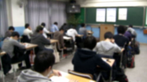 공무원 준비 청년 4년 만에 반토막