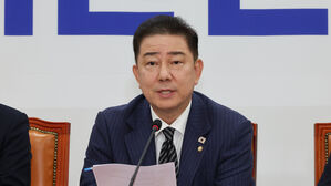 더불어민주당 김병기 당 대표 직무대행 겸 원내대표가 24일 서울 여의도 국회에서 열린 원내대책회의에서 발언하고 있다. (사진=연합뉴스)
