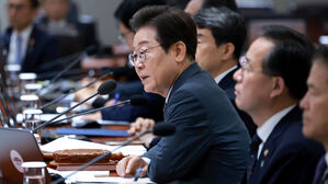 이 대통령 "작은 파초선 부채질에 세상 뒤집어져"&hellip;공직 책임감 강조