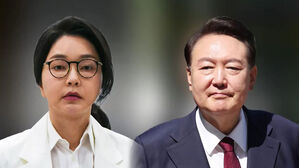 '김건희 구속' 외신도 주목&hellip;"전 대통령 부부 첫 동시 구속"