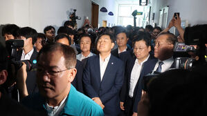 "어디라고!" 꽹과리에 내동댕이&hellip;눈 질끈 감은 전북지사