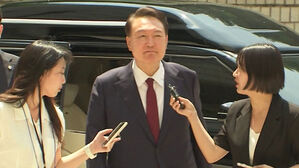 체포영장 기각됐지만 모레 출석…특검 vs 윤 전 대통령 '수 싸움'