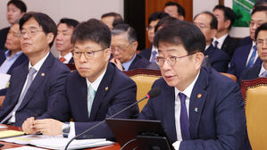국토장관 "가덕신공항 불참 현대건설, 제재 가능한지 확인 중"