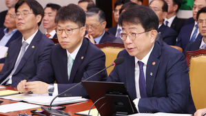 박상우 국토교통부 장관이 25일 국회 국토교통위원회 전체회의에서 2025년도 제2회 추가경정예산안 관련 위원 질의에 답하고 있다.(사진=연합뉴스)