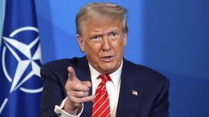 도널드 트럼프 대통령이 25일 네덜란드 헤이그에서 열린 나토 정상회의에서 마크 뤼테 나토 사무총장과 회담 중 연설하고 있다.(사진=AP, 연합뉴스)