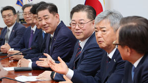 더불어민주당 김병기 당대표 직무대행 겸 원내대표와 문진석 원내운영수석부대표가 25일 서울 여의도 국회에서 경제6단체 부회장단과 면담하고 있다.(사진=연합뉴스)