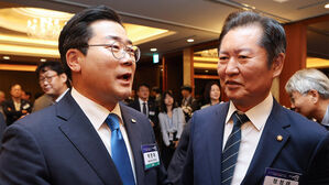 더불어민주당 당 대표에 출마한 정청래 의원과 박찬대 의원이 25일 서울 중구 롯데호텔에서 열린 '2025 경향포럼'에서 내빈들과 인사하고 있다.(사진=국회사진기자단, 연합뉴스)