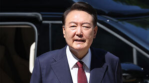 윤석열 전 대통령이 23일 서울 서초구 서울중앙지방법원에서 열린 내란 우두머리 혐의·직권남용 권리행사 방해 혐의 사건 8차 공판에 출석하고 있다.(사진=사진공동취재단, 연합뉴스)