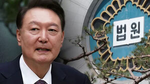 윤 전 대통령 체포영장 기각&hellip;모레 소환 통보