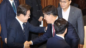 권성동 "총리 임명 안 돼" 2번 말하자&hellip;이 대통령 웃으며 팔 '툭'