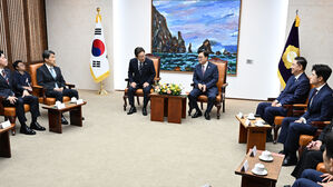 이 대통령, 추경연설 전 여야지도부 환담 (사진=연합뉴스)