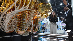 24일 서울 서초구 aT센터에서 열린 '퀀텀 코리아 2025'의 한 참가 업체 부스에 샹들리에 구조의 양자컴퓨터 모형이 전시돼 있다.(사진=연합뉴스)