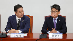 물가대책TF 출범식 참석한 김병기 당 대표 직무대행과 진성준 정책위의장(사진=연합뉴스)