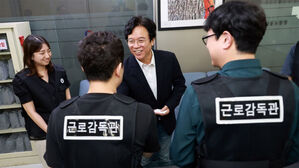 근로감독관 만난 김영훈(가운데) 고용노동부 장관 후보자(사진=고용노동부 제공, 연합뉴스)