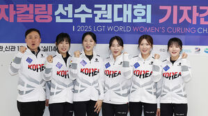 기념촬영하는 경기도청 컬링팀(사진=연합뉴스)