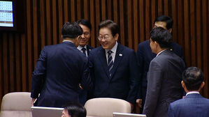 여야 의원 일일이 악수…야, 김민석 철회 요청