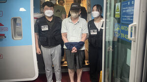 11억 빼돌려 필리핀으로 튄 은행원&hellip;18년 만에 수갑차고 한국땅