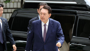 내란특검 "윤, 지하주차장 앞 대기는 출석 불응…현관 출입해야"