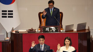 위성락 국가안보실장과 강유정 대통령실 대변인의 국회의원직을 각각 승계한 손솔&middot;최혁진 의원이 27일 국회 본회의에서 선서하고 있다.(사진=연합뉴스)