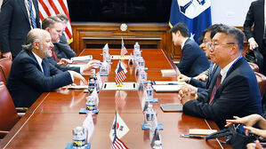 여한구 통상교섭본부장이 23일(현지시간) 미국 워싱턴 DC 상무부 회의실에서 제이미슨 그리어 미국 무역대표부 대표, 하워드 러트닉 미국 상무부 장관과 면담을 하고 있다. (사진=산업통상자원부 제공, 연합뉴스)