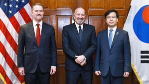 여한구 통상교섭본부장이 23일(현지시간) 미국 워싱턴 DC 상무부 회의실에서 제이미슨 그리어 미국 무역대표부 대표(왼쪽부터), 하워드 러트닉 미국 상무부 장관과 면담을 마친 후 기념 촬영하고 있다. (사진=산업통상자원부 제공, 연합뉴스)