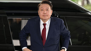 윤석열 전 대통령이 28일 피의자 신분으로 내란특검 조사를 받기 위해 서울 서초구 서울고검 청사로 출석하고 있다. (사진=공동취재, 연합뉴스)