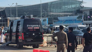 지난 25일(현지시간) 태국 남부 푸껫 국제공항 여객터미널 근처에서 경찰이 폭발물을 채운 오토바이를 발견해 제거하는 모습. (사진=방콕포스트 홈페이지 캡처, 연합뉴스)