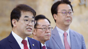 김민석 국무총리 후보자 인사청문특별위원회 국민의힘 간사를 맡고 있는 배준영 의원이 26일 서울 여의도 국회 로텐더홀에서 기자회견을 하고 있다. (사진=국회사진기자단, 연합뉴스)