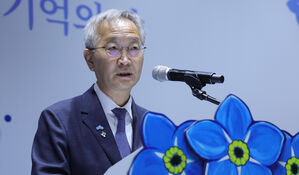 28일 오전 경기도 파주시 임진각에서 열린 제1회 6&middot;25 전쟁 납북자 기억의 날 기념식에서 김남중 통일부 차관이 기념사하고 있다.