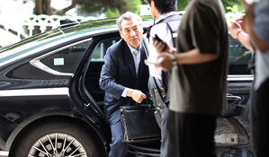 윤석열 전 대통령 부인 김건희 여사와 관련한 각종 의혹 사건을 수사하는 민중기 특별검사가 27일 서울 서초구에 마련된 특검팀 사무실로 출근하고 있다.