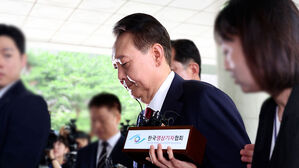 공개 출석했지만 사사건건 '충돌'…기싸움 가열