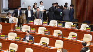 30일 국회에서 열린 예산결산특별위원회 전체회의에서 국민의힘 의원들이 퇴장하고 있다.(사진=연합뉴스)